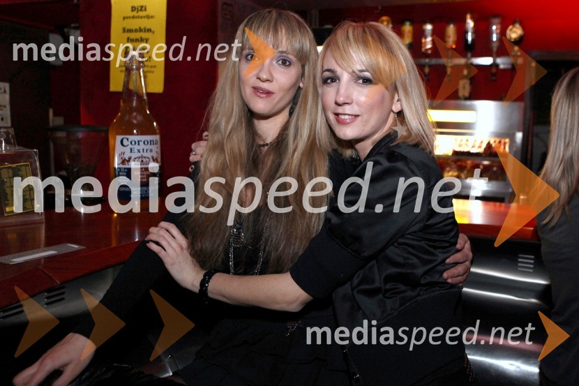 Lara, pevka skupine Leeloojamais s sestroNina Osenar, predstavitev albuma Missunderstood