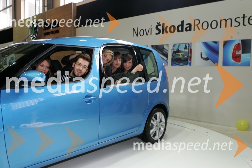 Anžej Dežan, pevec s hostesami v avtomobilu Škoda RoomsterSrečanje znanih Slovencev, voznikov avtomobilov Škoda