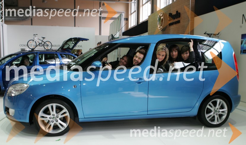 Anžej Dežan, pevec s hostesami v avtomobilu Škoda RoomsterSrečanje znanih Slovencev, voznikov avtomobilov Škoda