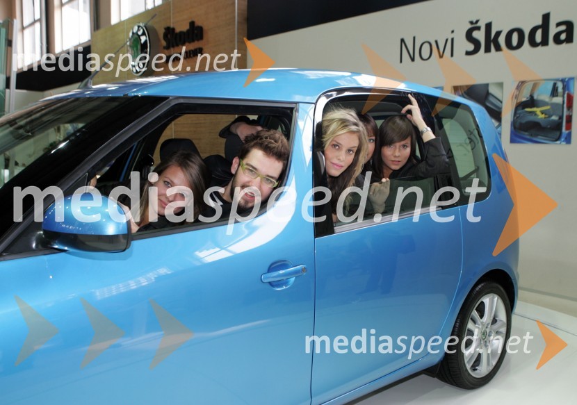 Anžej Dežan, pevec s hostesami v avtomobilu Škoda RoomsterSrečanje znanih Slovencev, voznikov avtomobilov Škoda