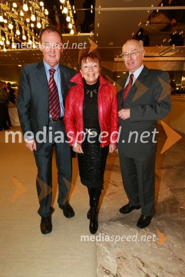 Frenk Tavčar, direktor Group Sales pri Porsche Slovenija d.o.o., Tjaša Andree Prosenc, odvetnica in njen mož Tone Prosenc, odvetnik  
 
Podelitev nagrad Gospodarske zbornice Slovenije za izjemne gospodarske in podjetniške dosežke