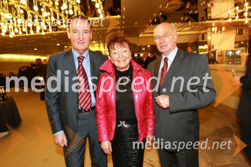 Frenk Tavčar, direktor Group Sales pri Porsche Slovenija d.o.o., Tjaša Andree Prosenc, odvetnica in njen mož Tone Prosenc, odvetnik  
 
Podelitev nagrad Gospodarske zbornice Slovenije za izjemne gospodarske in podjetniške dosežke