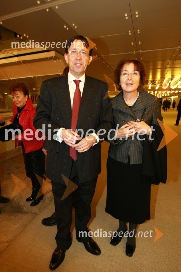 Janez Lotrič, predsednik sveta zavoda SNG Opera in balet Ljubljana in žena Marta Cerar Lotrič  
Podelitev nagrad Gospodarske zbornice Slovenije za izjemne gospodarske in podjetniške dosežke