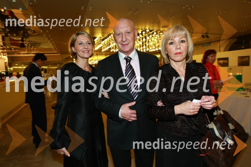 Dr. Peter Kotar, direktor podjetja Sol Intercontinental d.o.o. in njegova soproga Barbara Kotar ter Evelina Oltra, Klinika za endokrinologijo, diabetes in bolezni presnove UKC Ljubljana.Podelitev nagrad Gospodarske zbornice Slovenije za izjemne gospodarske in podjetniške dosežke