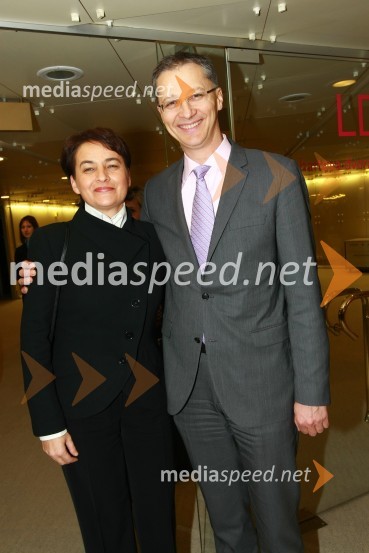 Irma Pavlinič Krebs, ministrica za javno upravo in dr. Igor Lukšič, minister za šolstvo in športPodelitev nagrad Gospodarske zbornice Slovenije za izjemne gospodarske in podjetniške dosežke