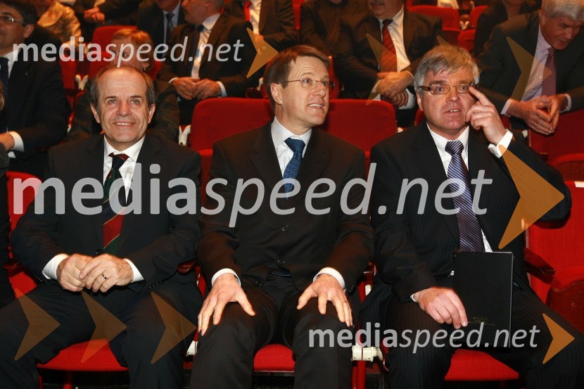 Dr. Ivan Svetlik, minister za delo, družino in socialne zadeve, Samuel Žbogar, minister za zunanje zadeve ter mag. Samo Hribar Milič, generalni direktor GZSPodelitev nagrad Gospodarske zbornice Slovenije za izjemne gospodarske in podjetniške dosežke