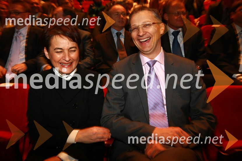 Irma Pavlinič Krebs, ministrica za javno upravo in dr. Igor Lukšič, minister za šolstvo in športPodelitev nagrad Gospodarske zbornice Slovenije za izjemne gospodarske in podjetniške dosežke