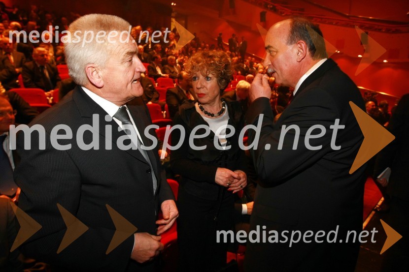 Borut Miklavčič, minister za zdravje, njegova žena Breda Miklavčič in Peter Žigante, direktor podjetja Savaprojekt d.d., Krško   
 
Podelitev nagrad Gospodarske zbornice Slovenije za izjemne gospodarske in podjetniške dosežke