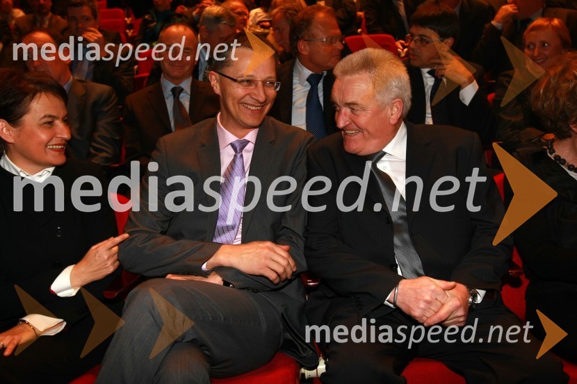 Irma Pavlinič Krebs, ministrica za javno upravo, dr. Igor Lukšič, minister za šolstvo in šport ter Borut Miklavčič, minister za zdravje 
 
Podelitev nagrad Gospodarske zbornice Slovenije za izjemne gospodarske in podjetniške dosežke