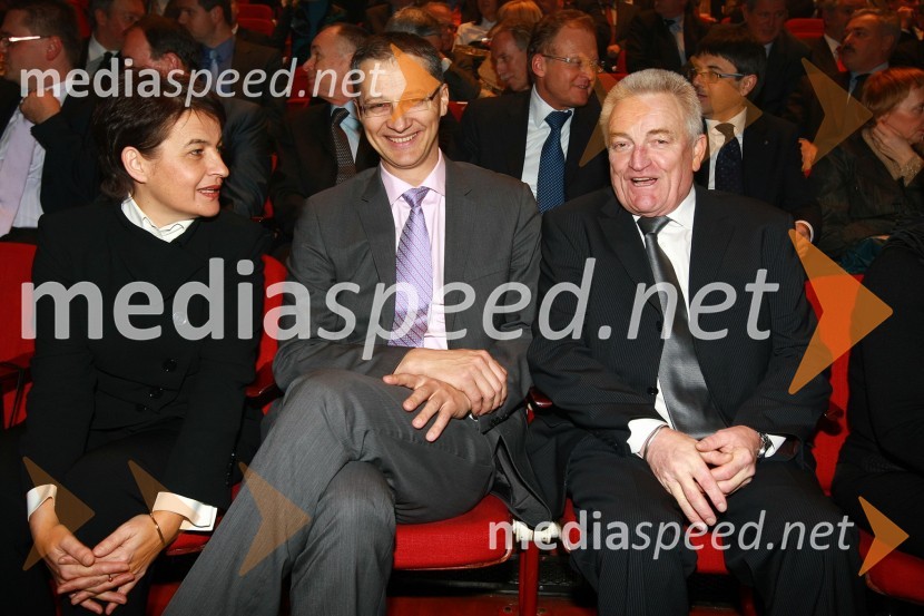 Irma Pavlinič Krebs, ministrica za javno upravo, dr. Igor Lukšič, minister za šolstvo in šport ter Borut Miklavčič, minister za zdravje    
 
Podelitev nagrad Gospodarske zbornice Slovenije za izjemne gospodarske in podjetniške dosežke