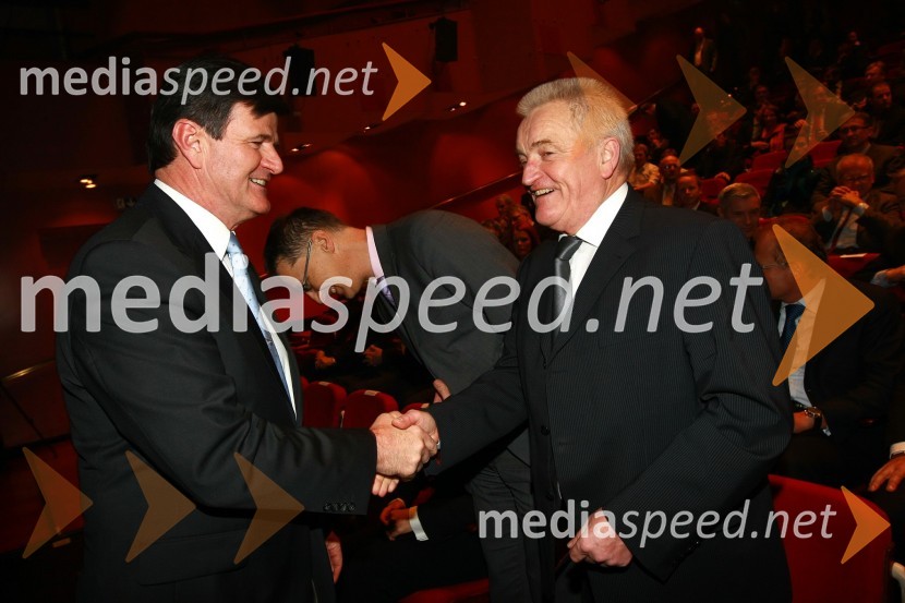 Mag. Blaž Kavčič, predsednik Državnega sveta RS, dr. Igor Lukšič, minister za šolstvo in šport ter Borut Miklavčič, minister za zdravje    
 
Podelitev nagrad Gospodarske zbornice Slovenije za izjemne gospodarske in podjetniške dosežke