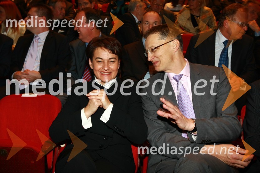 Irma Pavlinič Krebs, ministrica za javno upravo in dr. Igor Lukšič, minister za šolstvo in šport   
 
Podelitev nagrad Gospodarske zbornice Slovenije za izjemne gospodarske in podjetniške dosežke