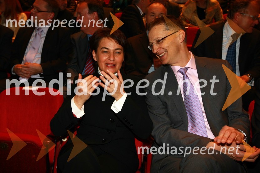 Irma Pavlinič Krebs, ministrica za javno upravo in dr. Igor Lukšič, minister za šolstvo in šport   
 
Podelitev nagrad Gospodarske zbornice Slovenije za izjemne gospodarske in podjetniške dosežke