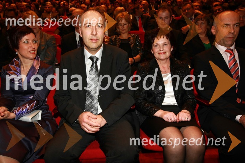 Mojca Kert Kos, direktorica podjetja Petrol Energetika, Bogdan Oblak, direktor podjetja Oblak Commerce, Sonja Rajh, direktorica Farmatech in Tone Stanovnik, direktor podjetja Špica InternationalPodelitev nagrad Gospodarske zbornice Slovenije za izjemne gospodarske in podjetniške dosežke