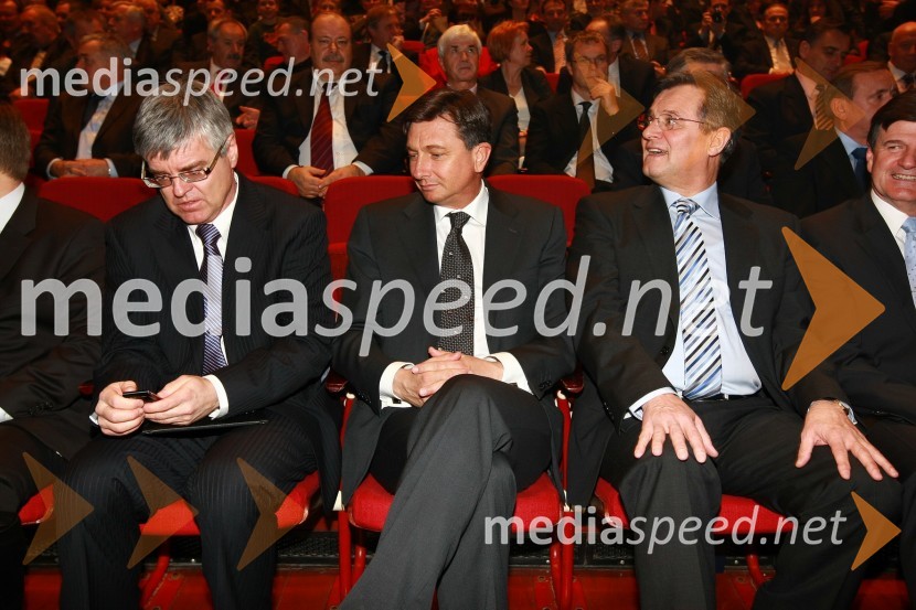 Mag. Samo Hribar Milič, generalni direktor GZS, Borut Pahor, predsednik Vlade RS ter Zdenko Pavček, predsednik GZS in predsednik uprave družbe Skupina Viator & Vektor d.d.Podelitev nagrad Gospodarske zbornice Slovenije za izjemne gospodarske in podjetniške dosežke