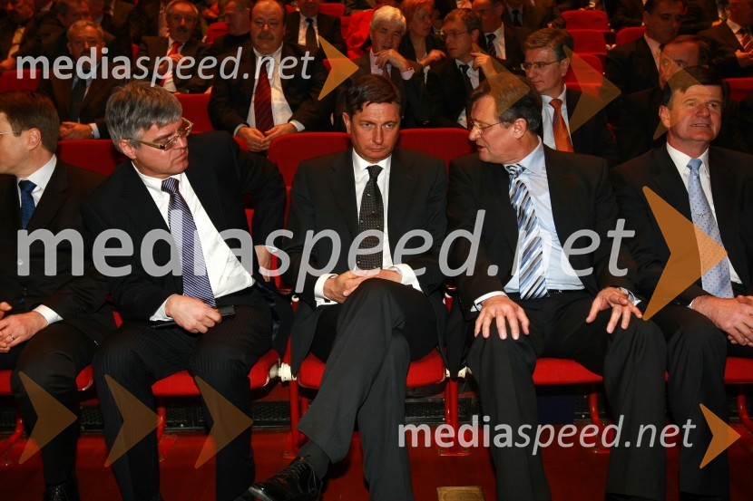 Mag. Samo Hribar Milič, generalni direktor GZS, Borut Pahor, predsednik Vlade RS, Zdenko Pavček, predsednik GZS in predsednik uprave družbe Skupina Viator & Vektor d.d. ter mag. Blaž Kavčič, predsednik Državnega sveta RSPodelitev nagrad Gospodarske zbornice Slovenije za izjemne gospodarske in podjetniške dosežke