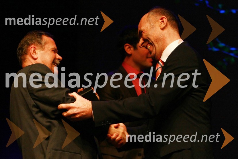 Dr. Radovan Stanislav Pejovnik, rektor Univerze v Ljubljani in Tone Stanovnik, direktor podjetja Špica InternationalPodelitev nagrad Gospodarske zbornice Slovenije za izjemne gospodarske in podjetniške dosežke