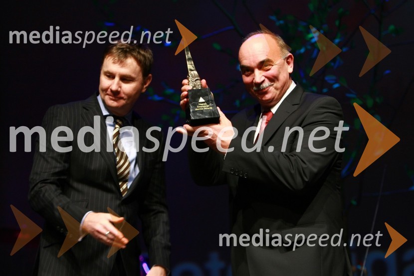 Dr. Oto Lutar, direktor ZRC SAZU in Peter Žigante, direktor podjetja Savaprojekt d.d., KrškoPodelitev nagrad Gospodarske zbornice Slovenije za izjemne gospodarske in podjetniške dosežke