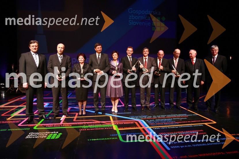 Zdenko Pavček, predsednik GZS in predsednik uprave družbe Skupina Viator & Vektor d.d., Borut Pahor, predsednik Vlade RS, mag. Samo Hribar Milič, generalni direktor GZS ter nagrajenciPodelitev nagrad Gospodarske zbornice Slovenije za izjemne gospodarske in podjetniške dosežke
