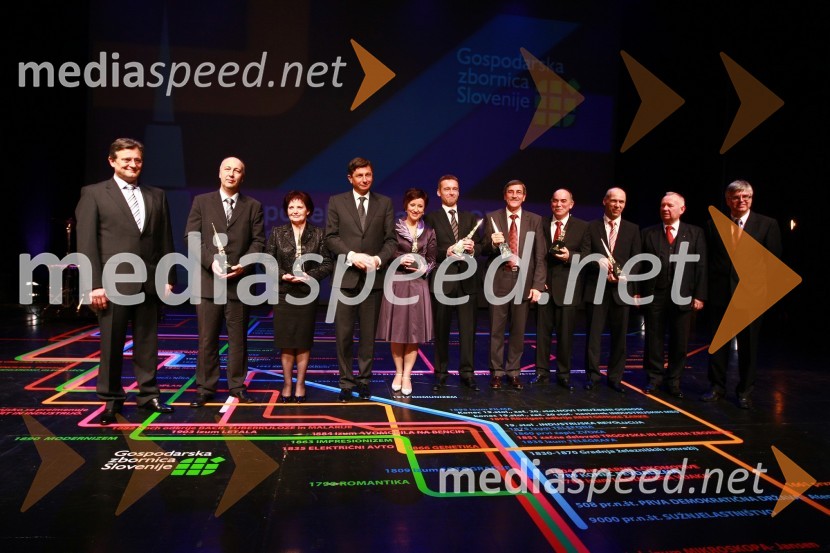 Zdenko Pavček, predsednik GZS in predsednik uprave družbe Skupina Viator & Vektor d.d., Borut Pahor, predsednik Vlade RS, mag. Samo Hribar Milič, generalni direktor GZS ter nagrajenciPodelitev nagrad Gospodarske zbornice Slovenije za izjemne gospodarske in podjetniške dosežke
