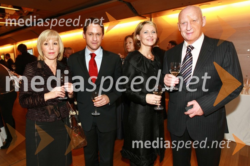 Evelina Oltra, dr. Andrej Janež, diabetolog, Klinika za endokrinologijo, diabetes in bolezni presnove UKC Ljubljana, dr. Peter Kotar, direktor podjetja Sol Intercontinental d.o.o. in njegova soproga Barbara KotarPodelitev nagrad Gospodarske zbornice Slovenije za izjemne gospodarske in podjetniške dosežke