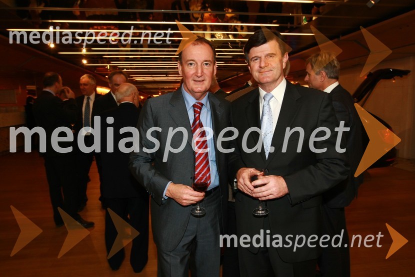 Frenk Tavčar, direktor Group Sales pri Porsche Slovenija d.o.o. in mag. Blaž Kavčič, predsednik Državnega sveta RSPodelitev nagrad Gospodarske zbornice Slovenije za izjemne gospodarske in podjetniške dosežke