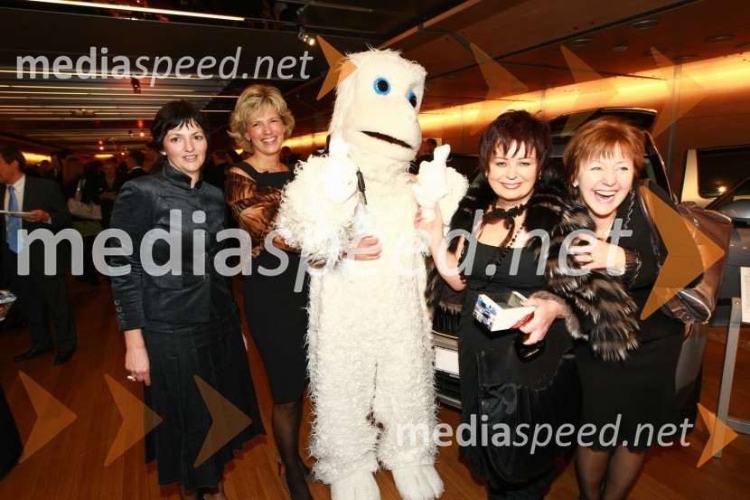 Dr. Maja Makovec Brenčič, predsednica Društva za marketing, Aleša Kandus Benčina, predsednica uprave podjetja Medex, Yeti, Zdenka Kahne in Irena Lemut Čeh, direktorica podjetja Labena d.o.o.Podelitev nagrad Gospodarske zbornice Slovenije za izjemne gospodarske in podjetniške dosežke