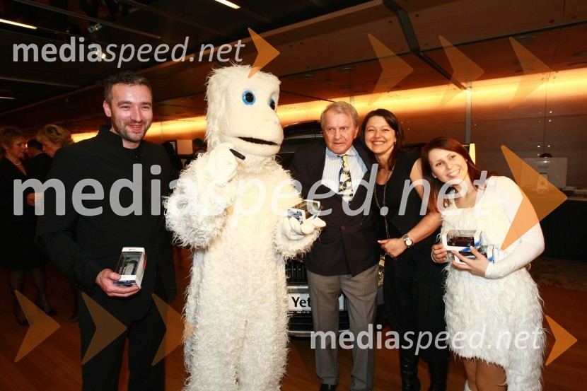 ..., Yeti, Peter Florjančič, izumitelj, Anja Garbajs, Poslovni mediji d.o.o. in Katja Klačinski, YetijevkaPodelitev nagrad Gospodarske zbornice Slovenije za izjemne gospodarske in podjetniške dosežke