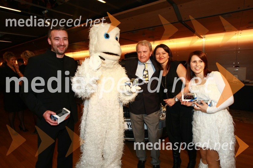 ..., Yeti, Peter Florjančič, izumitelj, Anja Garbajs, Poslovni mediji d.o.o. in Katja Klačinski, YetijevkaPodelitev nagrad Gospodarske zbornice Slovenije za izjemne gospodarske in podjetniške dosežke