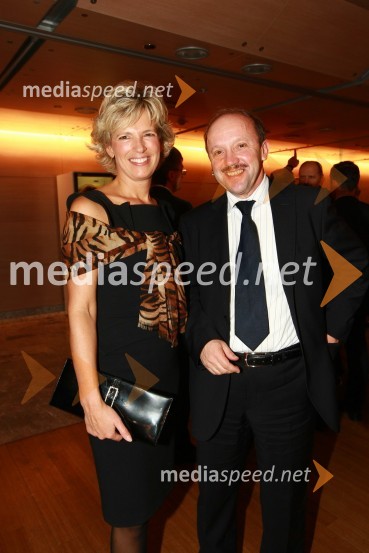 Aleša Kandus, predsednica uprave podjetja Medex in Aljoša TomažPodelitev nagrad Gospodarske zbornice Slovenije za izjemne gospodarske in podjetniške dosežke