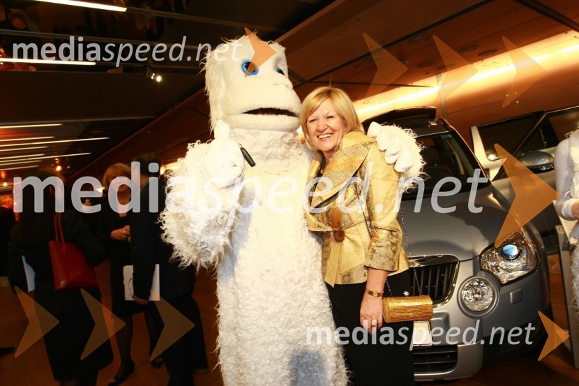 Yeti in Romana Pajenk, predsednica uprave ProbankaPodelitev nagrad Gospodarske zbornice Slovenije za izjemne gospodarske in podjetniške dosežke