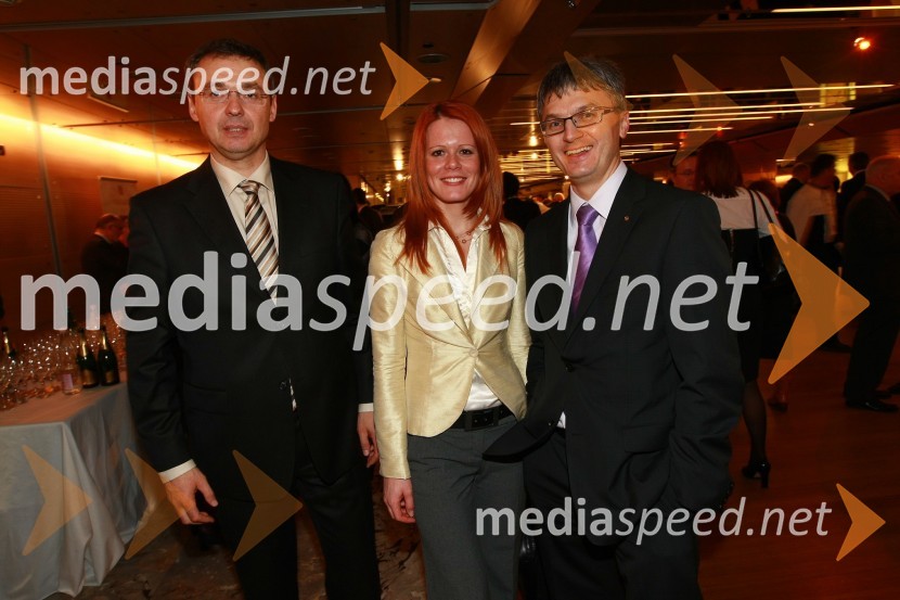 ..., Mojca Gradišnik Hrustel, vodja franšiznih enot pri podjetju MIK Celje in Franci Pliberšek, generalni direktor in lastnik podjetja MIK CeljePodelitev nagrad Gospodarske zbornice Slovenije za izjemne gospodarske in podjetniške dosežke