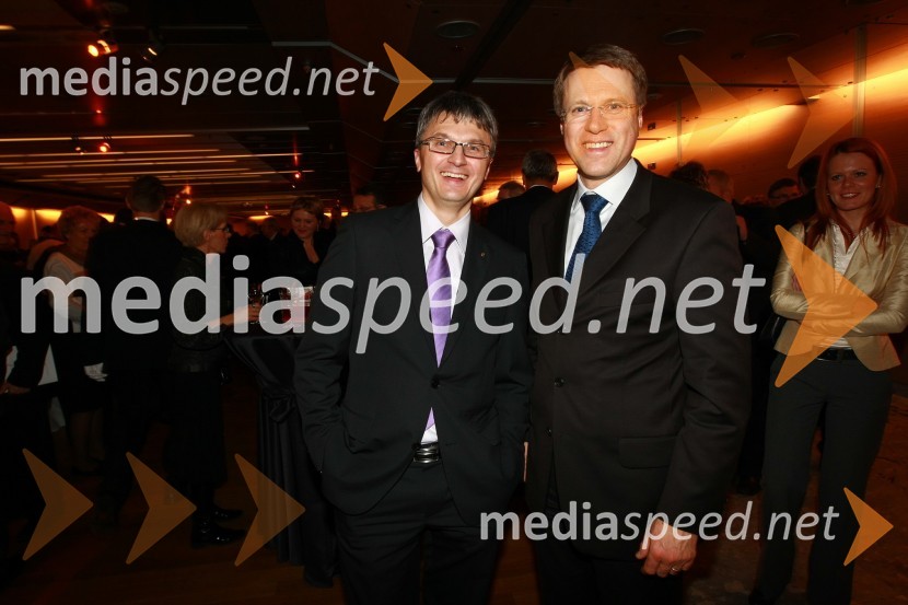 Franci Pliberšek, generalni direktor in lastnik podjetja MIK Celje in Samuel Žbogar, minister za zunanje zadevePodelitev nagrad Gospodarske zbornice Slovenije za izjemne gospodarske in podjetniške dosežke