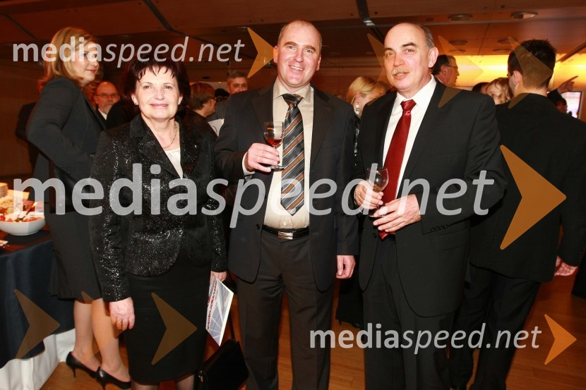 Sonja Rajh, direktorica Farmtech d.o.o. Ljutomer, Darko Gorišek, direktor Območne zbornice GZS Posavje in Peter Žigante, direktor podjetja Savaprojekt d.d., KrškoPodelitev nagrad Gospodarske zbornice Slovenije za izjemne gospodarske in podjetniške dosežke