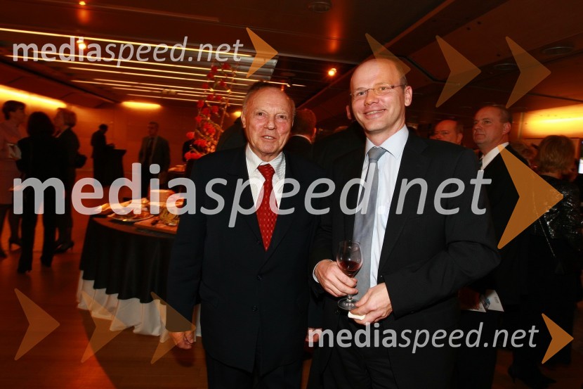 Aleš Mižigoj, nekdanji direktor podjetja Medex in njegov zet Gregor Benčina, predsednik uprave družbe JelovicaPodelitev nagrad Gospodarske zbornice Slovenije za izjemne gospodarske in podjetniške dosežke