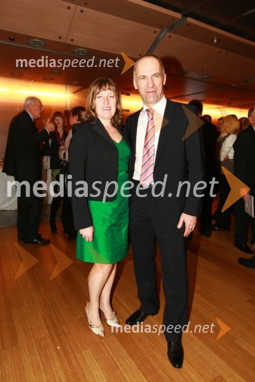 Tone Stanovnik, direktor podjetja Špica International in njegova soprogaPodelitev nagrad Gospodarske zbornice Slovenije za izjemne gospodarske in podjetniške dosežke