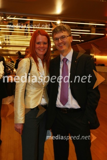 Mojca Gradišnik Hrustel, vodja franšiznih enot pri podjetju MIK Celje in Franci Pliberšek, generalni direktor in lastnik podjetja MIK CeljePodelitev nagrad Gospodarske zbornice Slovenije za izjemne gospodarske in podjetniške dosežke