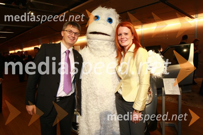 Mojca Gradišnik Hrustel, vodja franšiznih enot pri podjetju MIK Celje, Yeti in Franci Pliberšek, generalni direktor in lastnik podjetja MIK CeljePodelitev nagrad Gospodarske zbornice Slovenije za izjemne gospodarske in podjetniške dosežke