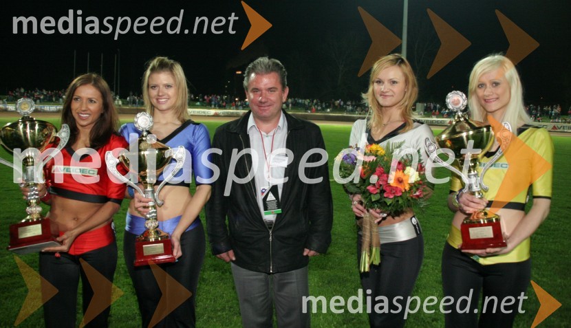 Štartne deklice s pokali za najboljše in mag. Andrej Vizjak, minister za gospodarstvoSPEEDWAY GRAND PRIX, VN Slovenije 2006