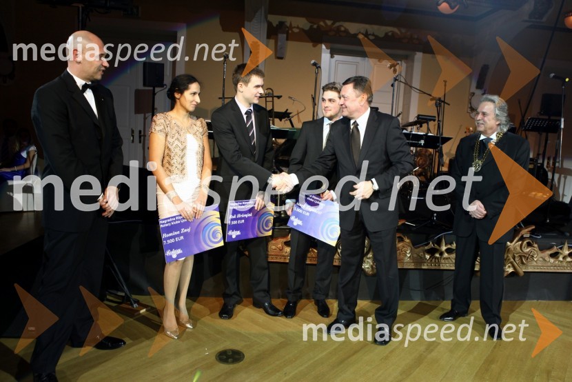 Igor Grosman, član komisije za štipendije, Romina Znoj, Rok Hrženjak, Mark Zupančič, dobitniki štipendije, Zoran Janković, župan Mestne občine Ljubljana in Vladimir Pezdirc, predsednik Rotary kluba Ljubljana21. Veliki Rotarijski ples