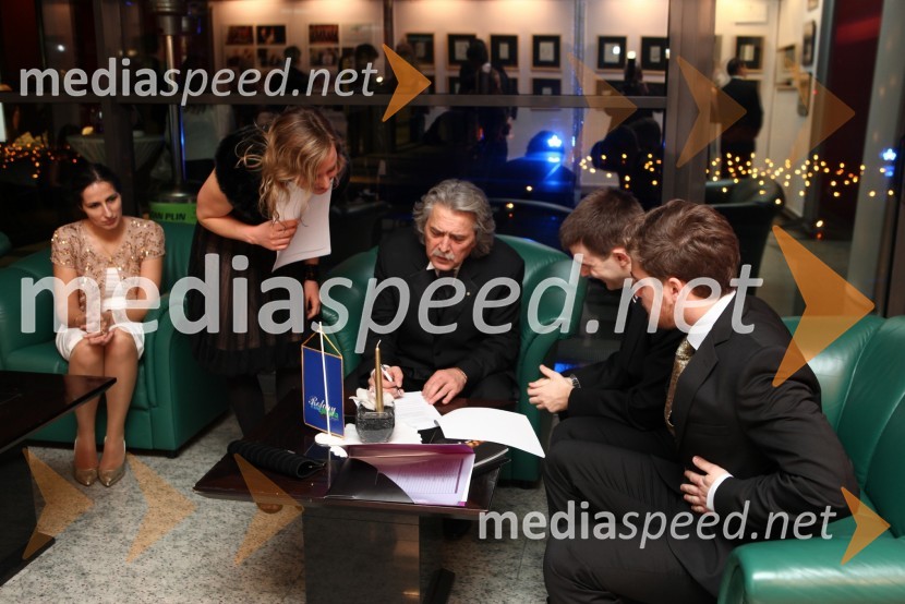 Romina Znoj, dobitnica štipendije, Mira Črešnar, Pristop,  Vladimir Pezdirc, predsednik Rotary kluba Ljubljana ter Rok Hrženjak in Mark Zupančič, dobitnika štipendije21. Veliki Rotarijski ples