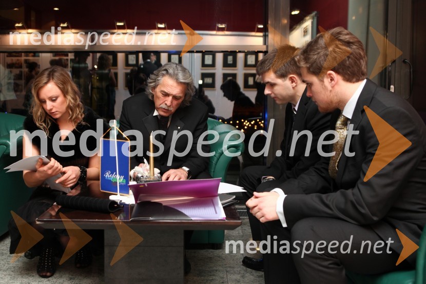 Mira Črešnar, Pristop, Vladimir Pezdirc, predsednik Rotary kluba Ljubljana ter Rok Hrženjak in Mark Zupančič, dobitnika štipendije21. Veliki Rotarijski ples