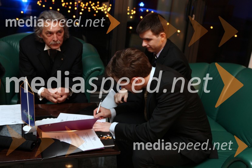 Vladimir Pezdirc, predsednik Rotary kluba Ljubljana ter Rok Hrženjak in Mark Zupančič, dobitnika štipendije21. Veliki Rotarijski ples