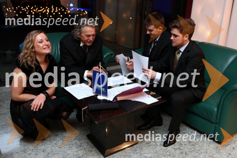 Mira Črešnar, Pristop, Vladimir Pezdirc, predsednik Rotary kluba Ljubljana ter Rok Hrženjak in Mark Zupančič, dobitnika štipendije21. Veliki Rotarijski ples