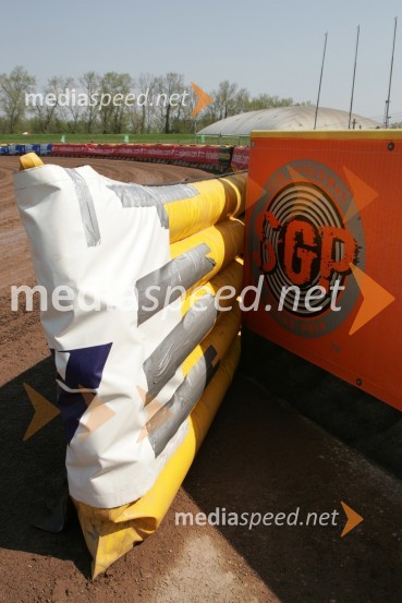 Lanske zračne blazine, ki so morale zdržati uvodno dirko v KrškemSPEEDWAY GRAND PRIX, VN Slovenije 2006, RAZNO