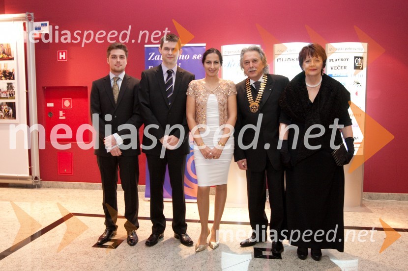 Mark Zupančič,  Rok Hrženjak, Romina Znoj, dobitniki štipendije in Vladimir Pezdirc, predsednik Rotary kluba Ljubljana s soprogo Natašo21. Veliki Rotarijski ples