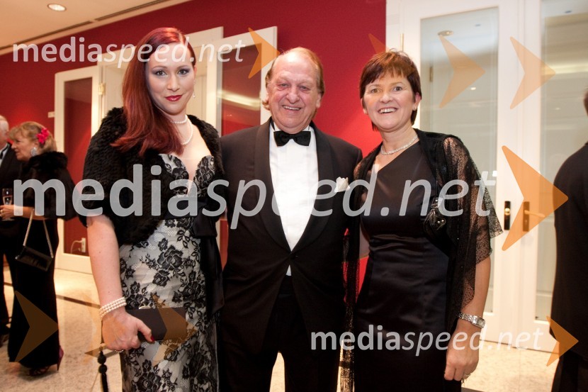 	Tomislav Loboda, zlatar, spremljevalka Katja Vinšek in  	 Karmen Malalan, soproga Petra Malalana, Draguljarna Malalan21. Veliki Rotarijski ples