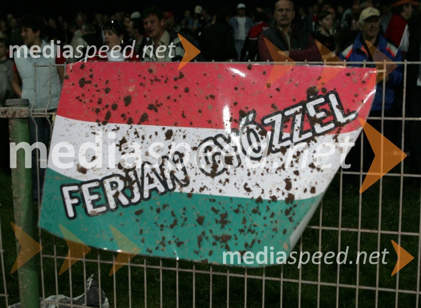 Madžarski transparent z vsebino: 