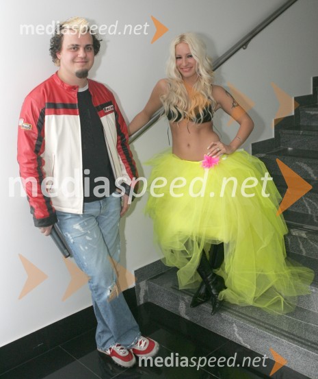 Alya, pevka (Alja Omladič) in kitarist PrimožAlya