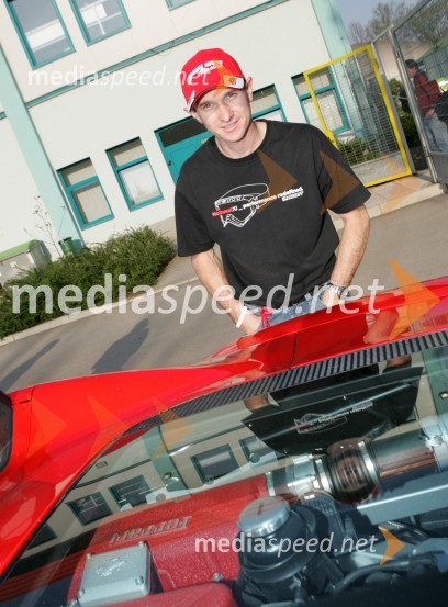 Leigh Adams (Avstralija), voznik Speedway Grand Prix serije 2006 pred FerrarijemSPEEDWAY GRAND PRIX, VN Slovenije 2006, dirka